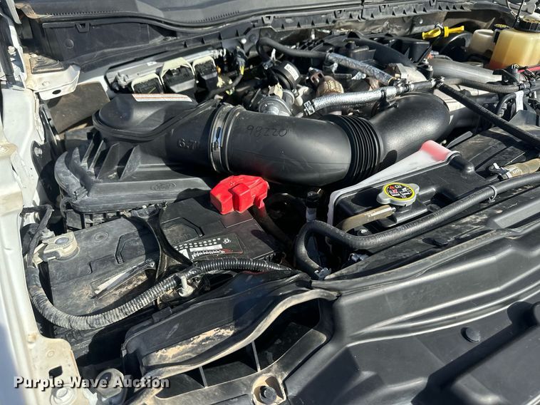 image for item IU9101 2017 Ford F350 Super Duty  Crew Cab flatbed pickup truck