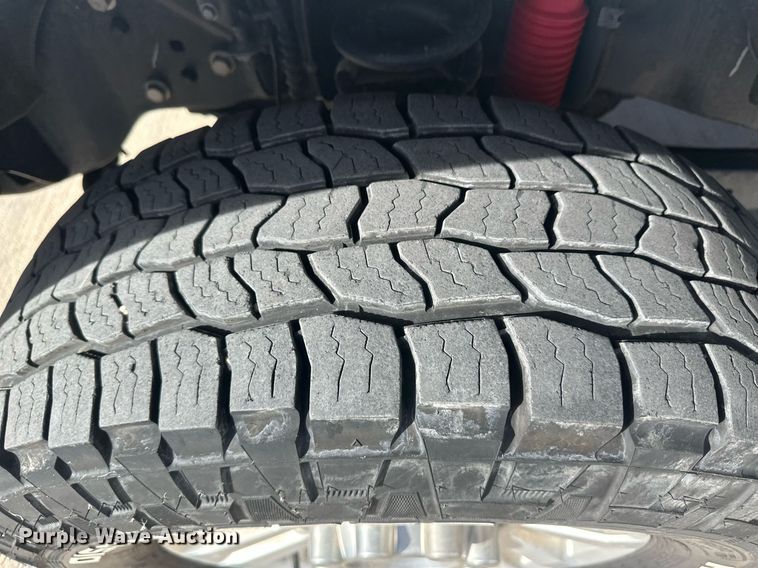 image for item IU9101 2017 Ford F350 Super Duty  Crew Cab flatbed pickup truck