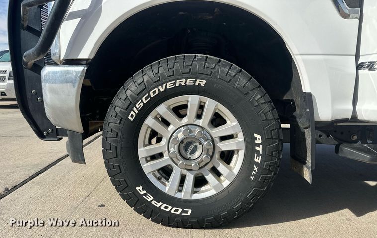 image for item IU9101 2017 Ford F350 Super Duty  Crew Cab flatbed pickup truck