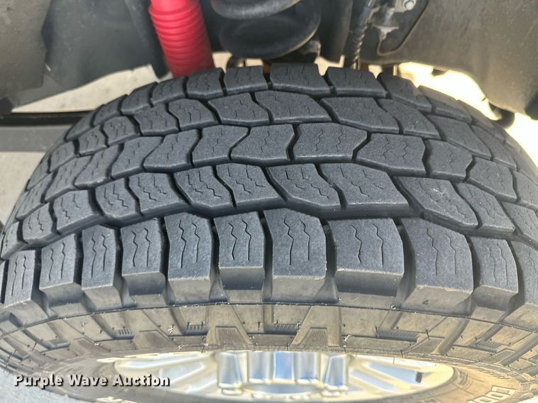 image for item IU9101 2017 Ford F350 Super Duty  Crew Cab flatbed pickup truck