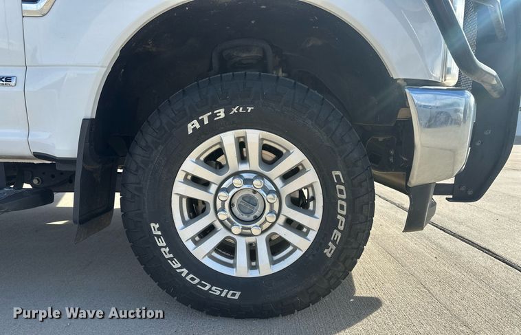 image for item IU9101 2017 Ford F350 Super Duty  Crew Cab flatbed pickup truck