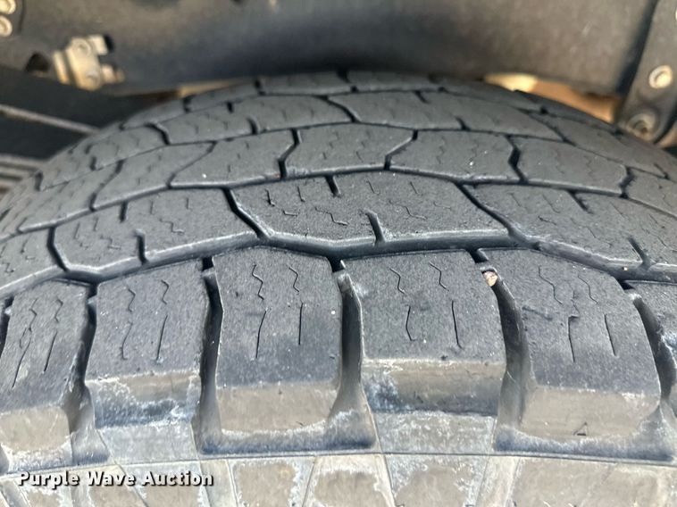 image for item IU9101 2017 Ford F350 Super Duty  Crew Cab flatbed pickup truck