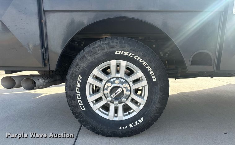 image for item IU9101 2017 Ford F350 Super Duty  Crew Cab flatbed pickup truck