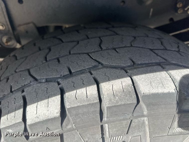 image for item IU9101 2017 Ford F350 Super Duty  Crew Cab flatbed pickup truck