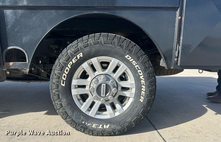 image for item IU9101 2017 Ford F350 Super Duty  Crew Cab flatbed pickup truck