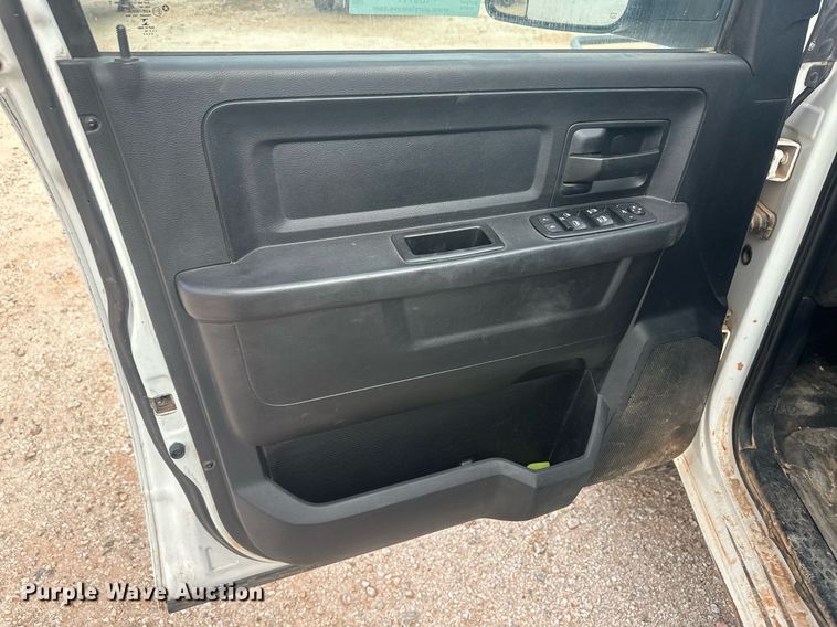 image for item IU9111 2014 Dodge Ram 2500HD  Crew Cab pickup truck cab and chassis