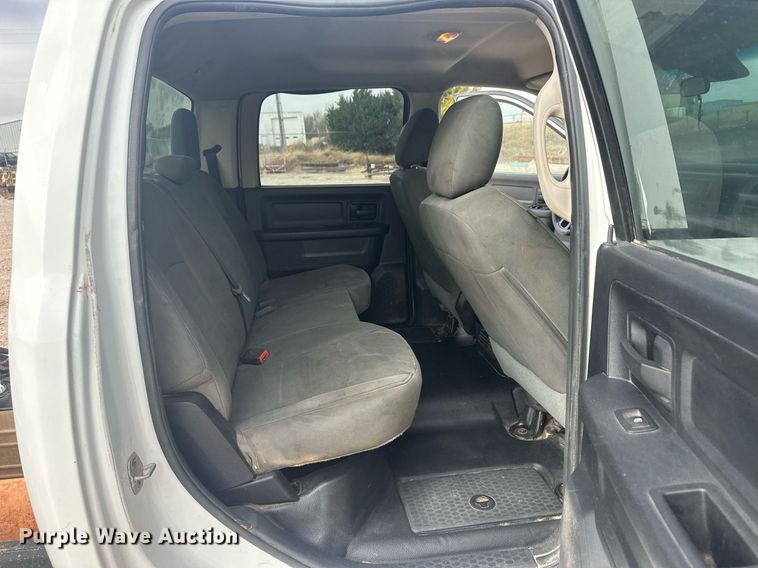 image for item IU9111 2014 Dodge Ram 2500HD  Crew Cab pickup truck cab and chassis