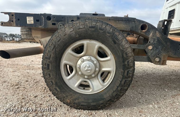 image for item IU9111 2014 Dodge Ram 2500HD  Crew Cab pickup truck cab and chassis