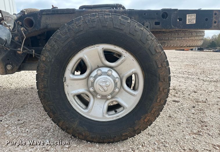 image for item IU9111 2014 Dodge Ram 2500HD  Crew Cab pickup truck cab and chassis