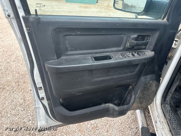 image for item IU9112 2016 Dodge Ram 3500HD  Crew Cab flatbed pickup truck