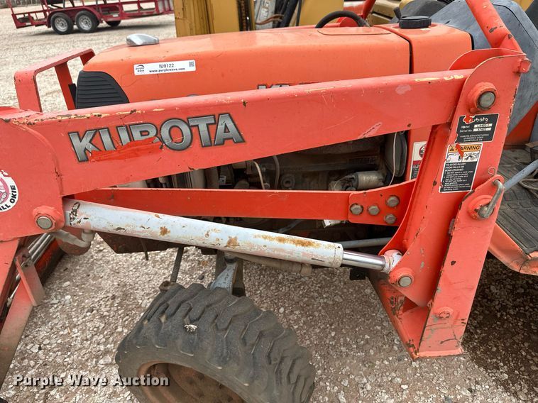 image for item IU9122 Kubota B7800  tractor