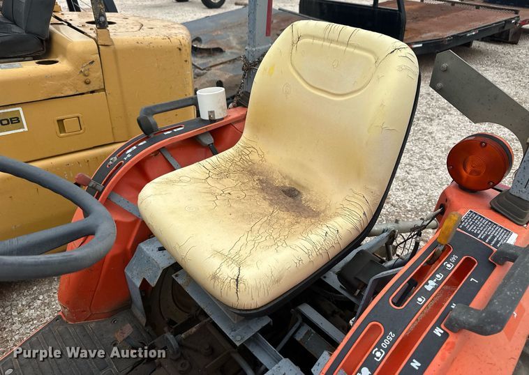 image for item IU9122 Kubota B7800  tractor