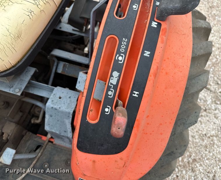 image for item IU9122 Kubota B7800  tractor