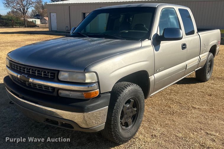 image for item IU9143 2000 Chevrolet Silverado 1500  Ext. Cab pickup truck