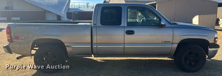 image for item IU9143 2000 Chevrolet Silverado 1500  Ext. Cab pickup truck