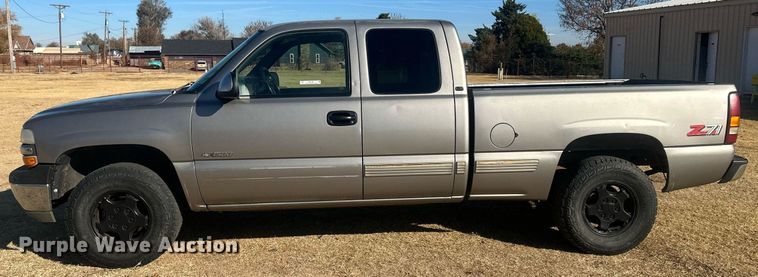 image for item IU9143 2000 Chevrolet Silverado 1500  Ext. Cab pickup truck