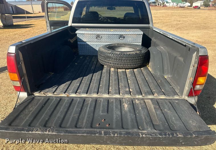 image for item IU9143 2000 Chevrolet Silverado 1500  Ext. Cab pickup truck