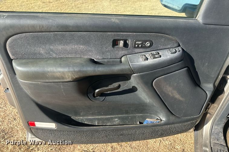 image for item IU9143 2000 Chevrolet Silverado 1500  Ext. Cab pickup truck