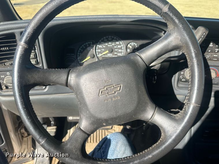 image for item IU9143 2000 Chevrolet Silverado 1500  Ext. Cab pickup truck