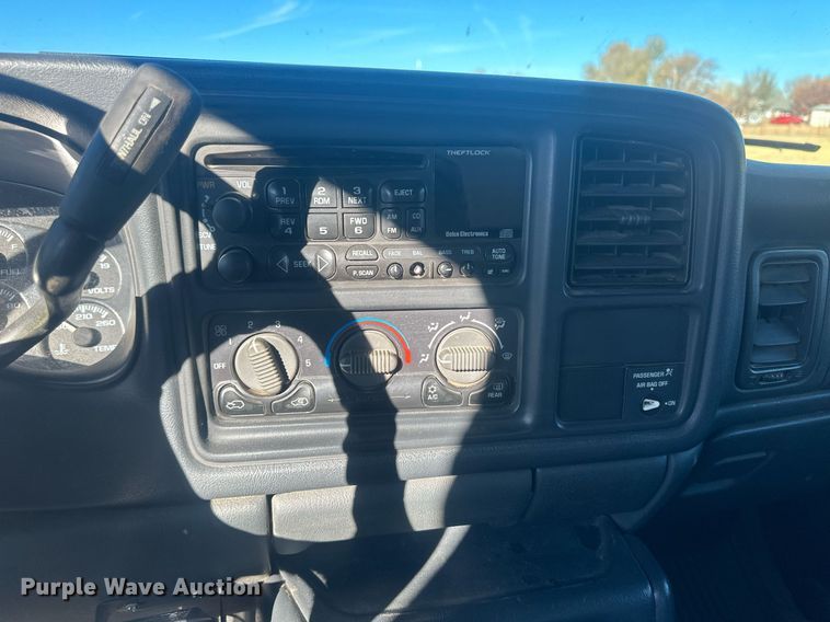 image for item IU9143 2000 Chevrolet Silverado 1500  Ext. Cab pickup truck