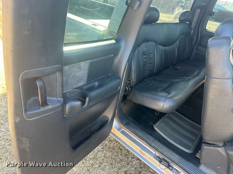 image for item IU9143 2000 Chevrolet Silverado 1500  Ext. Cab pickup truck