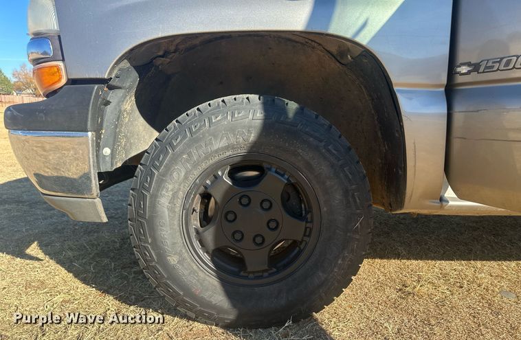 image for item IU9143 2000 Chevrolet Silverado 1500  Ext. Cab pickup truck