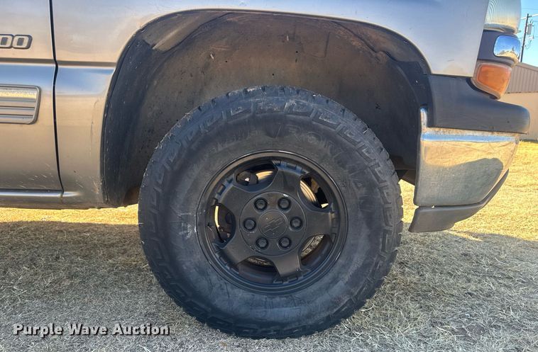 image for item IU9143 2000 Chevrolet Silverado 1500  Ext. Cab pickup truck