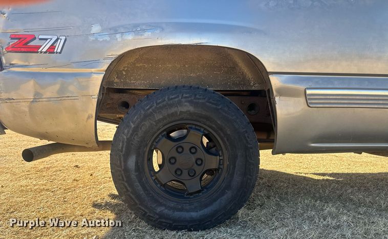 image for item IU9143 2000 Chevrolet Silverado 1500  Ext. Cab pickup truck