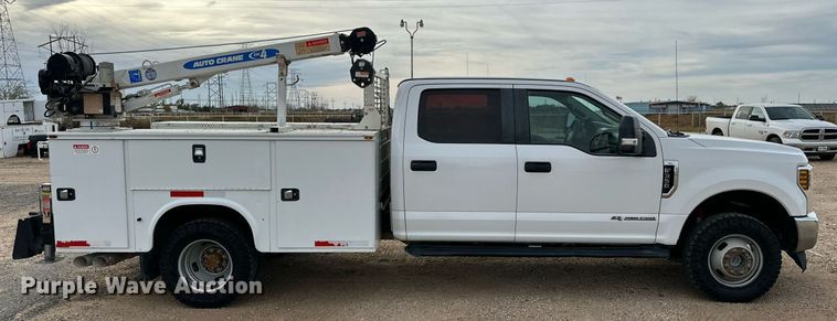 image for item JT9242 2018 Ford F350 Super Duty  Crew Cab utility bed pickup truck