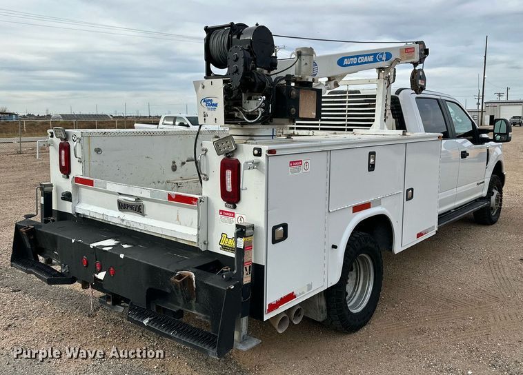 image for item JT9242 2018 Ford F350 Super Duty  Crew Cab utility bed pickup truck