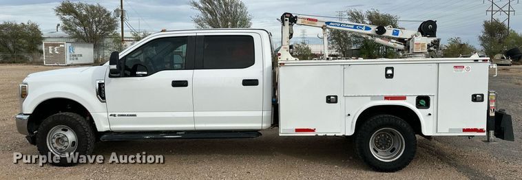 image for item JT9242 2018 Ford F350 Super Duty  Crew Cab utility bed pickup truck