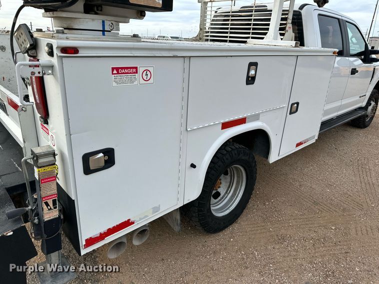 image for item JT9242 2018 Ford F350 Super Duty  Crew Cab utility bed pickup truck