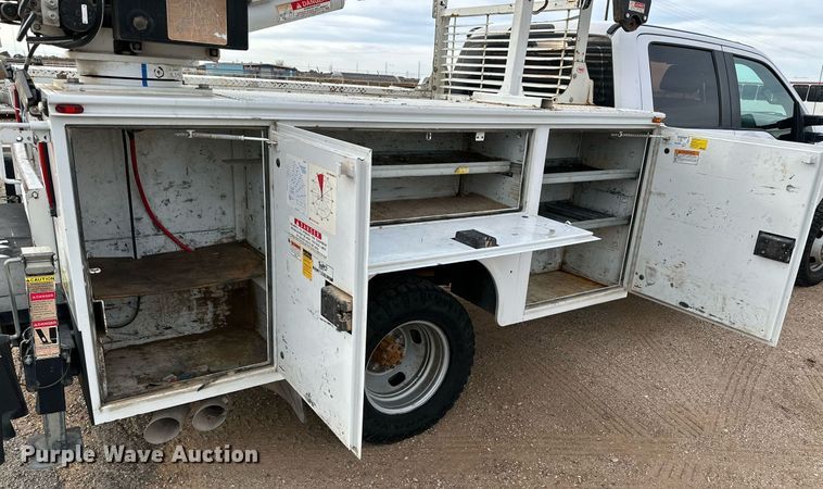 image for item JT9242 2018 Ford F350 Super Duty  Crew Cab utility bed pickup truck