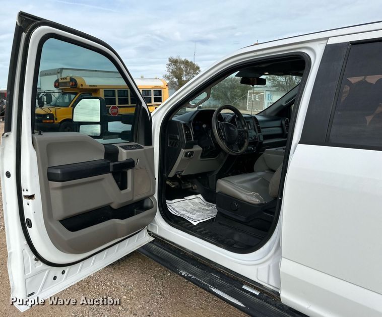 image for item JT9242 2018 Ford F350 Super Duty  Crew Cab utility bed pickup truck