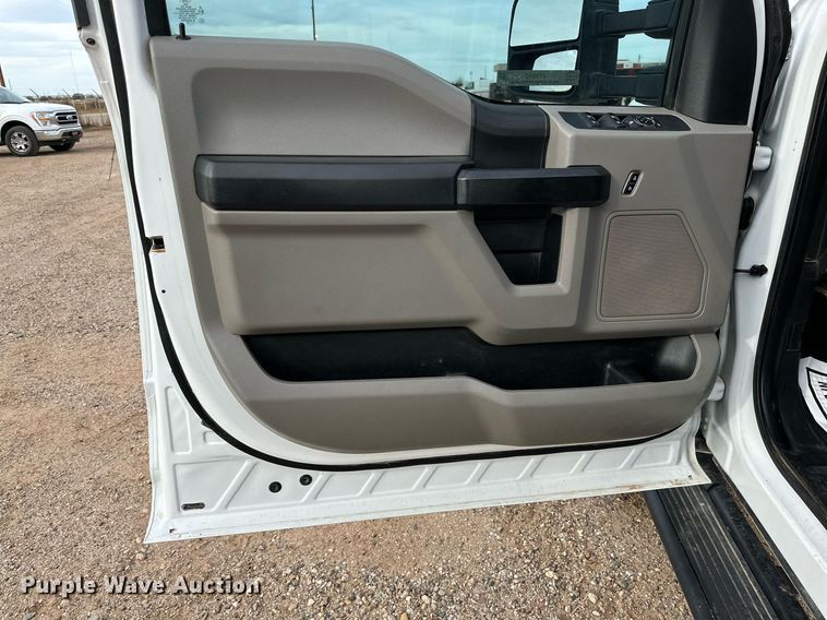 image for item JT9242 2018 Ford F350 Super Duty  Crew Cab utility bed pickup truck