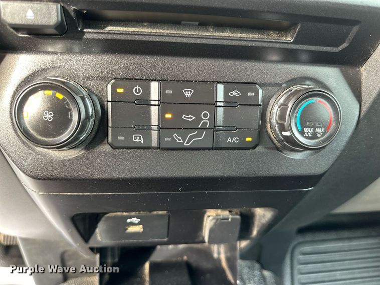 image for item JT9242 2018 Ford F350 Super Duty  Crew Cab utility bed pickup truck