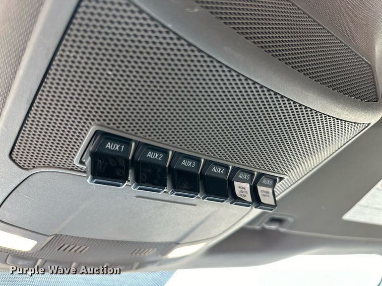 image for item JT9242 2018 Ford F350 Super Duty  Crew Cab utility bed pickup truck