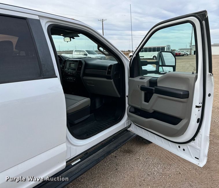 image for item JT9242 2018 Ford F350 Super Duty  Crew Cab utility bed pickup truck