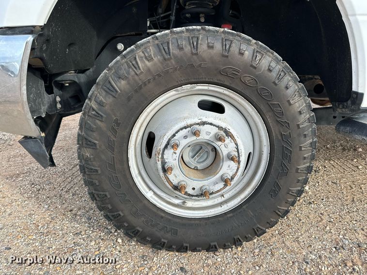 image for item JT9242 2018 Ford F350 Super Duty  Crew Cab utility bed pickup truck