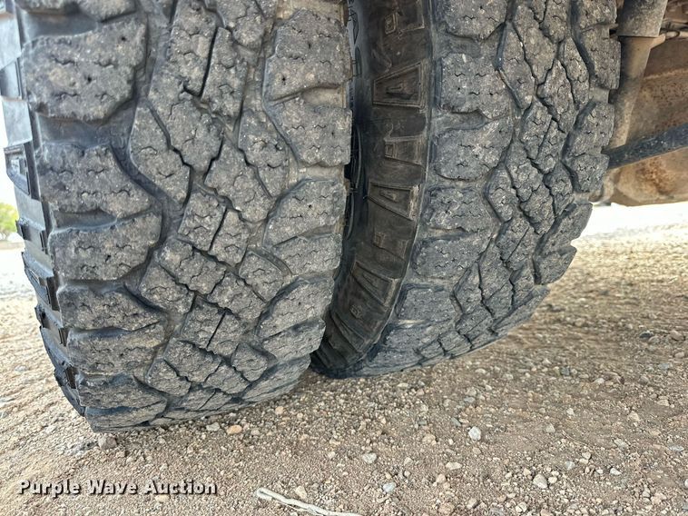 image for item JT9242 2018 Ford F350 Super Duty  Crew Cab utility bed pickup truck