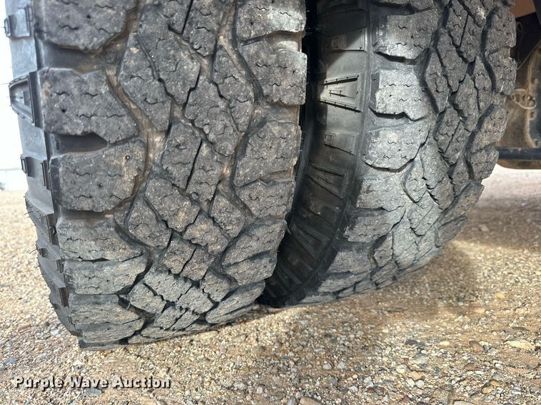 image for item JT9242 2018 Ford F350 Super Duty  Crew Cab utility bed pickup truck