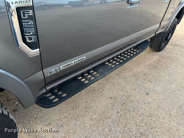 image for item JT9243 2022 Ford F250 Super Duty Lariat  Crew Cab pickup truck