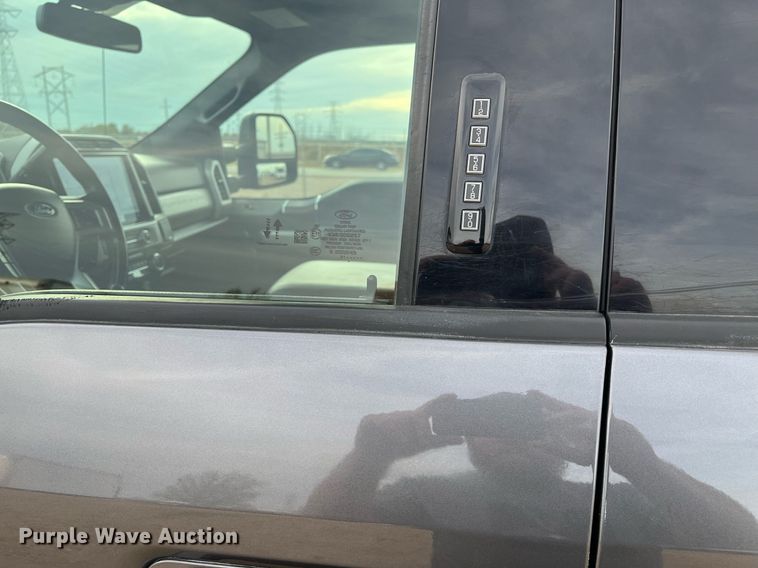 image for item JT9243 2022 Ford F250 Super Duty Lariat  Crew Cab pickup truck