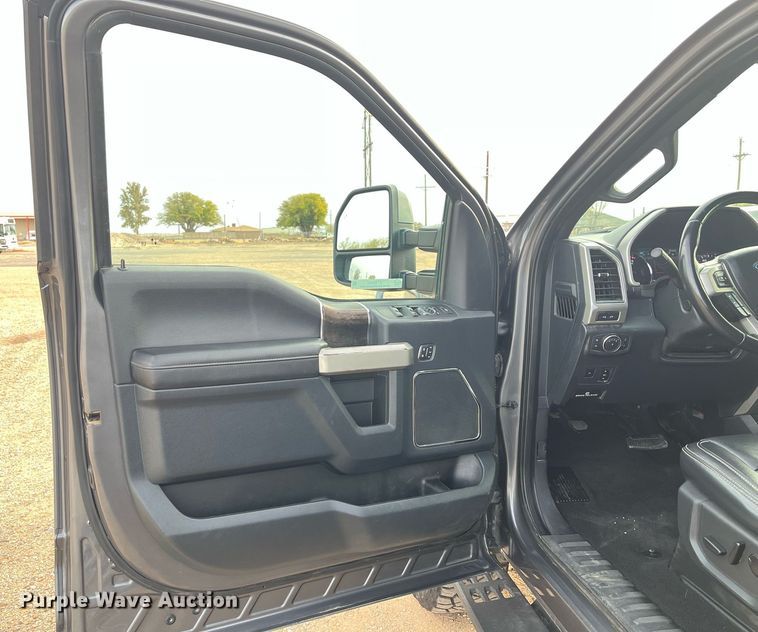 image for item JT9243 2022 Ford F250 Super Duty Lariat  Crew Cab pickup truck