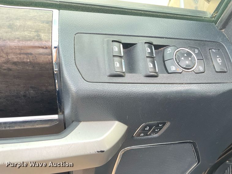 image for item JT9243 2022 Ford F250 Super Duty Lariat  Crew Cab pickup truck