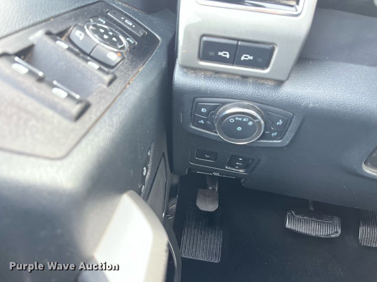 image for item JT9243 2022 Ford F250 Super Duty Lariat  Crew Cab pickup truck