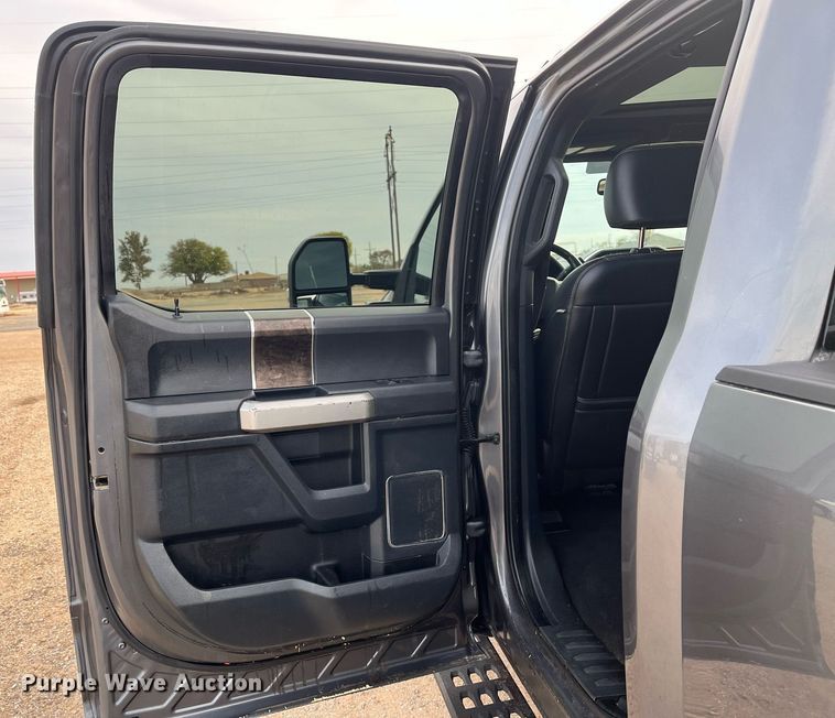 image for item JT9243 2022 Ford F250 Super Duty Lariat  Crew Cab pickup truck