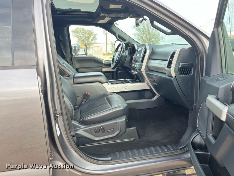 image for item JT9243 2022 Ford F250 Super Duty Lariat  Crew Cab pickup truck