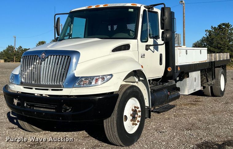 image for item JW9215 2005 International 4400  flatbed truck