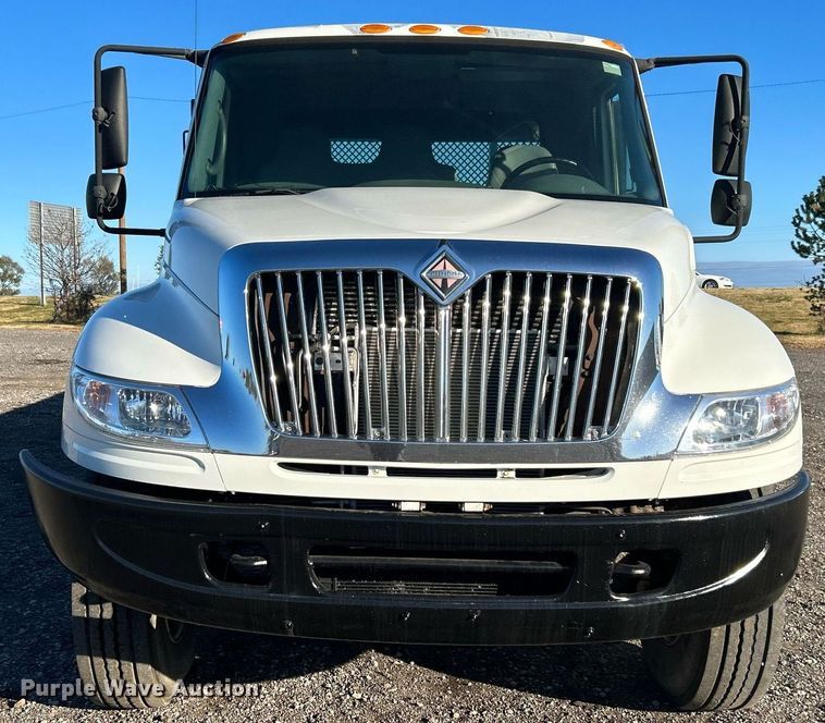 image for item JW9215 2005 International 4400  flatbed truck